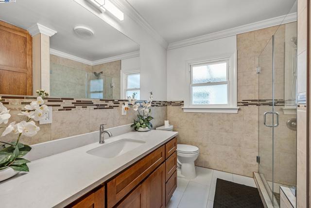 10339 Foothill Blvd, Oakland CA: https://media.crmls.org/mediaz/0afabb54-2a9d-4b6c-a57f-9dae35a2788b.jpg