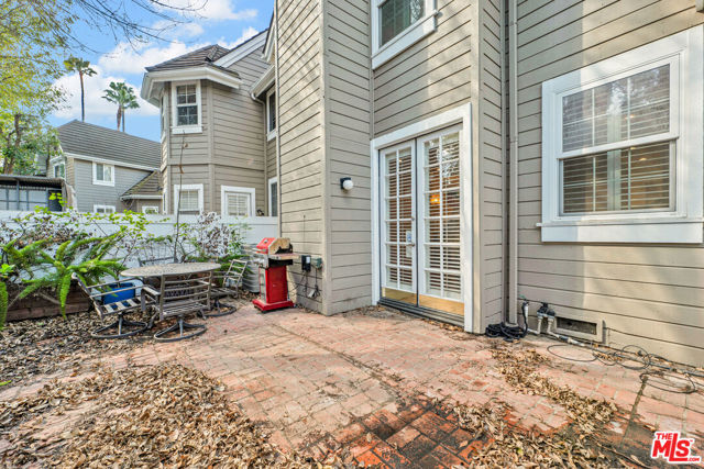 20950 Oxnard Street, Woodland Hills CA: https://media.crmls.org/mediaz/0afbe5a7-c19b-4f9a-8d05-4837a7a33087.jpg
