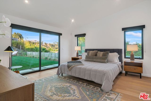 8400 Edwin Drive, Los Angeles CA: https://media.crmls.org/mediaz/0afcda70-e18a-4042-b3de-49caab3dd2a1.jpg