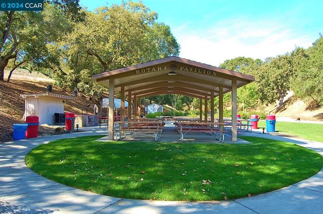2748 Tice Creek Dr, Walnut Creek CA: https://media.crmls.org/mediaz/0afe120a-0f19-482b-954e-a7a52b9192dc.jpg