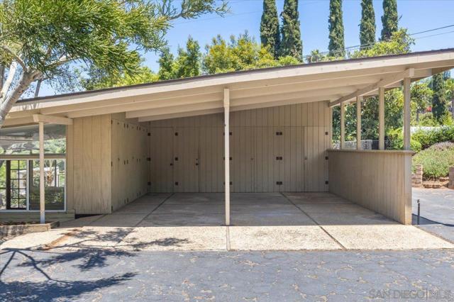 1421 Rincon Rd, Escondido CA: https://media.crmls.org/mediaz/0afe633a-4ec6-42a5-bdd9-37d8df454087.jpg