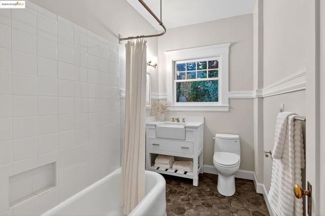 541 Boulevard Way, Piedmont CA: https://media.crmls.org/mediaz/0afef5a9-5898-4fc1-8273-0a5c845d4202.jpg