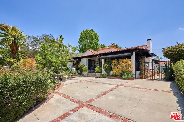424 N Arden Boulevard, Los Angeles CA: https://media.crmls.org/mediaz/0affd65f-d26a-44c0-ae8c-5e7af2e11937.jpg