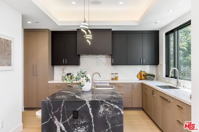 14899 Round Valley Drive, Sherman Oaks CA: https://media.crmls.org/mediaz/0affe042-fcfe-47ba-9c73-1fd2dd17e00d.jpg