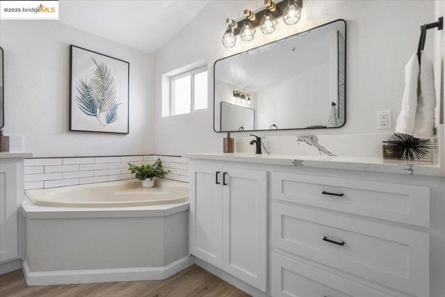 33526 4th ST, Union City CA: https://media.crmls.org/mediaz/0b0078ef-7bc4-4ee0-8fea-6f3b2e85e827.jpg