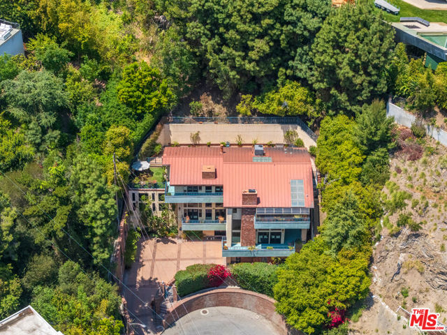 1242 Angelo Drive, Beverly Hills CA: https://media.crmls.org/mediaz/0b00e3a2-20a1-4407-a732-6af01c249ee6.jpg