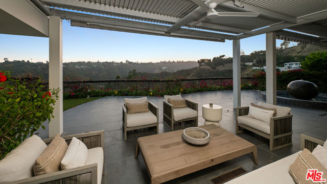 1601 Bel Air Road, Los Angeles CA: https://media.crmls.org/mediaz/0b01f750-7880-490c-919b-54cb12bd46e9.jpg