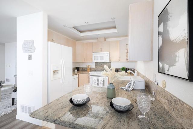 Detail Gallery Image 10 of 26 For 424 Stratford Ct #B11,  Del Mar,  CA 92014 - 2 Beds | 2 Baths