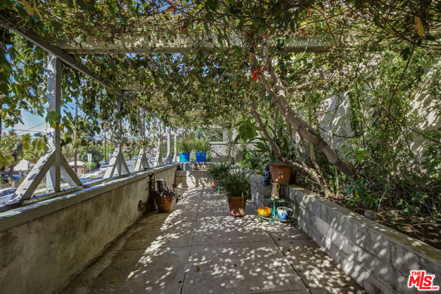 3526 Griffin Avenue, Los Angeles CA: https://media.crmls.org/mediaz/0b05c5e6-c0dd-4dd9-945d-c0e08e0c84e6.jpg