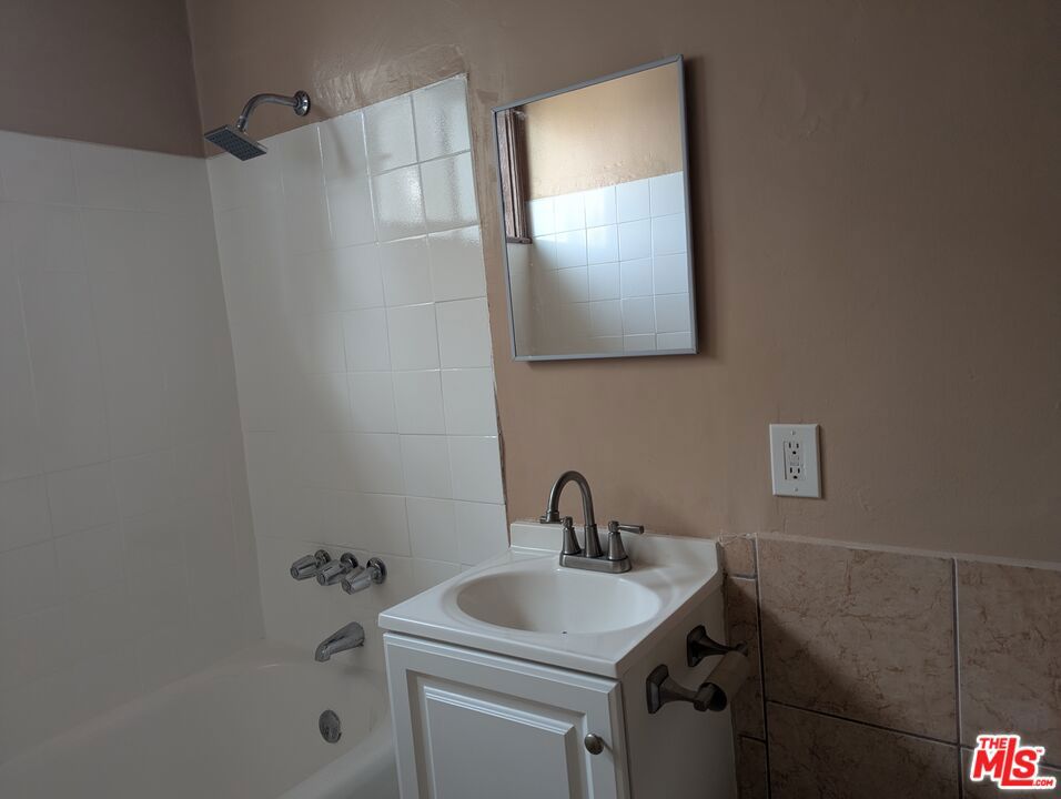 https://media.crmls.org/mediaz/0b05fc74-ee23-491c-befd-84cec2a5cd2a.jpg?preset=X-Large