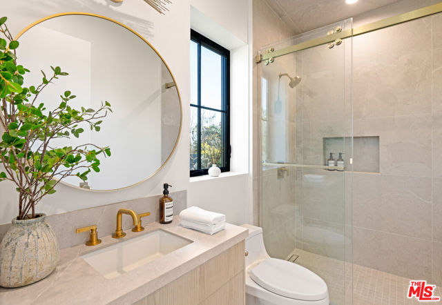 1008 Oakwood Avenue, Venice CA: https://media.crmls.org/mediaz/0b0650a6-291e-49d4-b46b-3f22341cd532.jpg