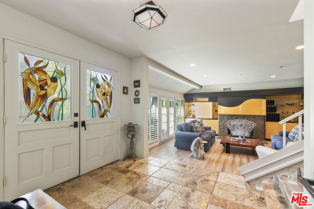 13082 Mindanao Way, Marina del Rey CA: https://media.crmls.org/mediaz/0b077a9c-db22-44f7-a826-6099ad044ad4.jpg