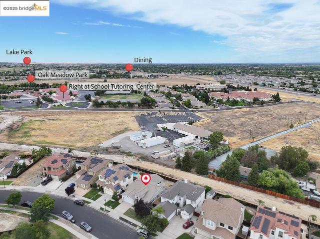 562 Douglas Drive, Brentwood CA: https://media.crmls.org/mediaz/0b079064-4b99-40a5-b5ba-2d229a82f983.jpg
