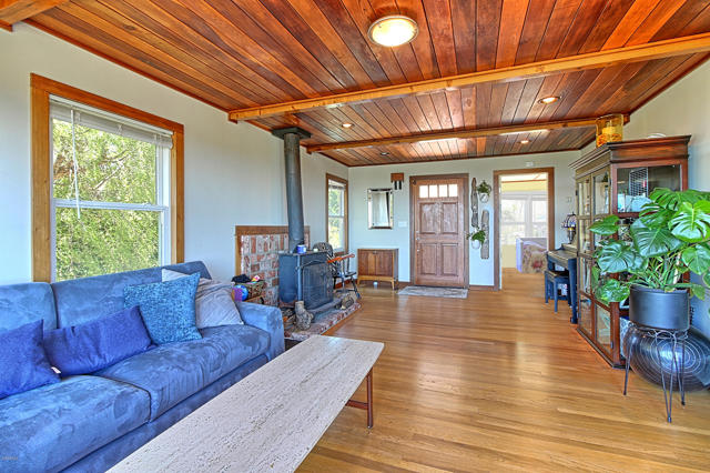 2108 Sunset Drive, Ventura CA: https://media.crmls.org/mediaz/0b087154-9191-4159-9532-1de1c6b9f658.jpg