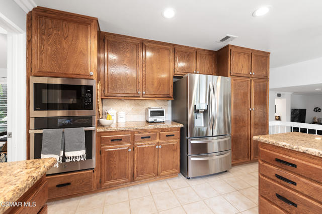 11556 Coralberry Court, Moorpark CA: https://media.crmls.org/mediaz/0b0a4507-2685-40bd-b12e-dd1513059c2a.jpg