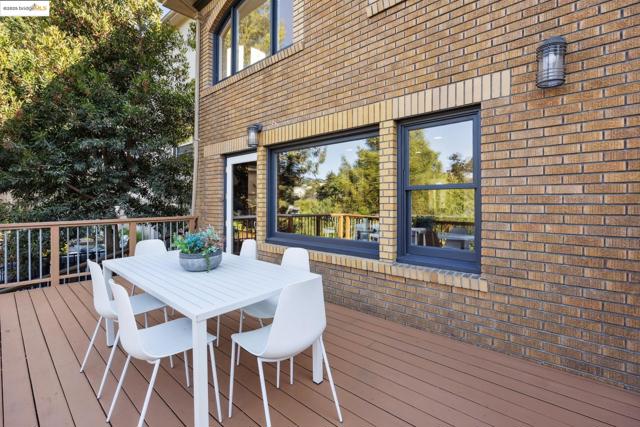 700 Longridge Rd, Oakland CA: https://media.crmls.org/mediaz/0b0ae4a6-d807-41e8-8452-c87f20bbd0d7.jpg