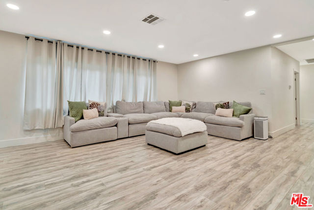19513 Cantara Street, Reseda CA: https://media.crmls.org/mediaz/0b0b383d-420b-4c9f-aa0a-c3ed24d6c3d9.jpg