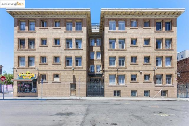 498 25th Street, Oakland CA: https://media.crmls.org/mediaz/0b0b4c98-4fa8-47cd-976b-a80973ff16a1.jpg