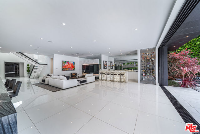 511 N Rexford Drive, Beverly Hills CA: https://media.crmls.org/mediaz/0b0b6695-2ed7-4505-88b7-8de0d21d8ee7.jpg
