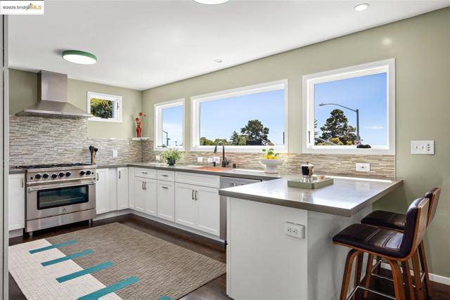 1000 Navellier St, El Cerrito CA: https://media.crmls.org/mediaz/0b0c128d-7fa2-423f-9da4-9709a50d9a8d.jpg