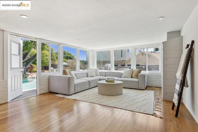 3308 Ahern CT, Richmond CA: https://media.crmls.org/mediaz/0b0cb03f-ad62-4f66-a927-0e81bda62656.jpg