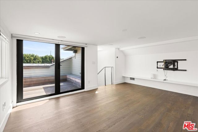 4525 Melbourne Avenue, Los Angeles CA: https://media.crmls.org/mediaz/0b0ce06c-2ffc-4ad6-a4cf-21d0721191c8.jpg