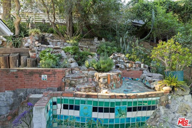 21936 Canon Drive, Topanga CA: https://media.crmls.org/mediaz/0b0df35c-2778-41d0-a1b4-57913cabe248.jpg