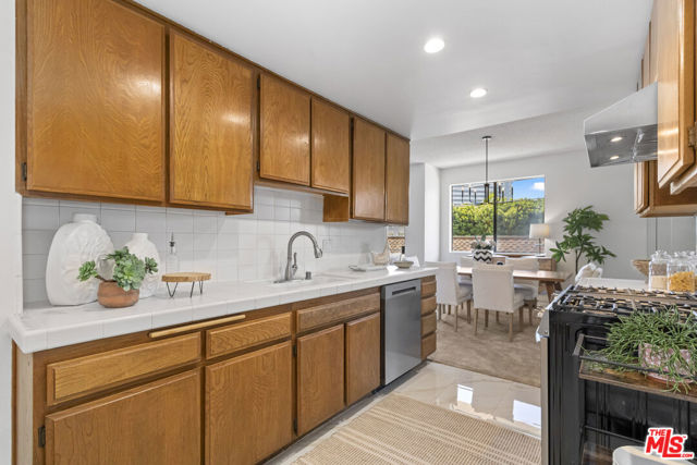 1201 Roxbury Drive, Los Angeles CA: https://media.crmls.org/mediaz/0b0e51d0-131d-4679-a5cc-18b252e3f43b.jpg