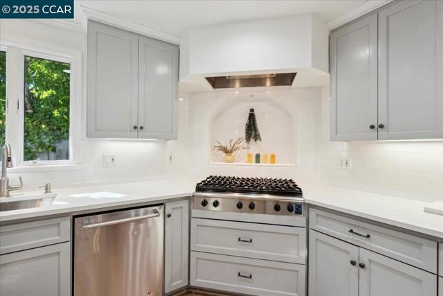 42 Freitas Dr, Moraga CA: https://media.crmls.org/mediaz/0b0ece83-99fb-4c96-b128-0fa5f06edc44.jpg