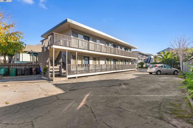1108 Chestnut St, Oakland CA: https://media.crmls.org/mediaz/0b0ef3b6-f35e-4a18-8f40-19f14e851dbc.jpg