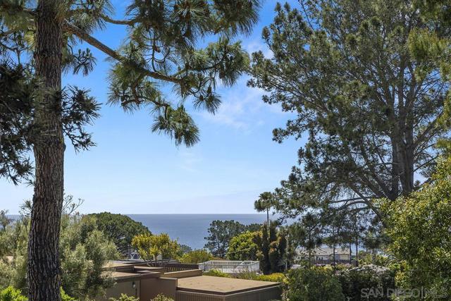624 Hoska Dr, Del Mar CA: https://media.crmls.org/mediaz/0b0f5c38-150d-495f-82a8-40987de58b86.jpg