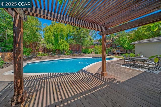 21 Mirango Ct, Clayton CA: https://media.crmls.org/mediaz/0b112ac4-4611-41b1-80d6-59d30f70fe68.jpg
