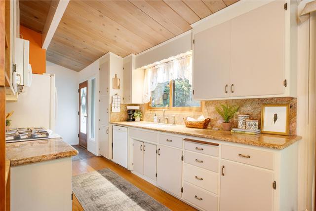 951 Jenny Way, Felton CA: https://media.crmls.org/mediaz/0b112f8c-03bd-455a-98bd-c6b22d19d9f0.jpg