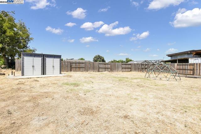 1941 Eden Plains Rd, Brentwood CA: https://media.crmls.org/mediaz/0b13479d-5008-4bdc-a85f-e0df4f6c688f.jpg