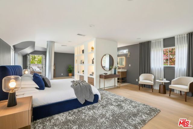 9315 Beverly Crest Drive, Beverly Hills CA: https://media.crmls.org/mediaz/0b139630-d0d2-4c60-9ced-4f8937d363d8.jpg