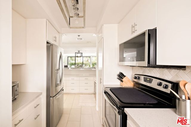 2940 Neilson Way, Santa Monica CA: https://media.crmls.org/mediaz/0b13e216-6eab-425b-b5eb-045b10cd7cd7.jpg