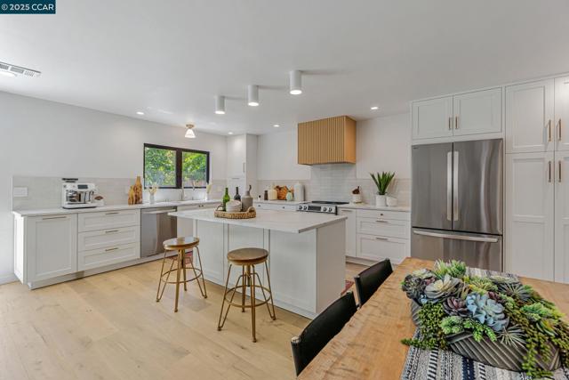 503 Vine Hill Way, Martinez CA: https://media.crmls.org/mediaz/0b142a07-8822-4fb5-90e4-56d6adccbe8e.jpg