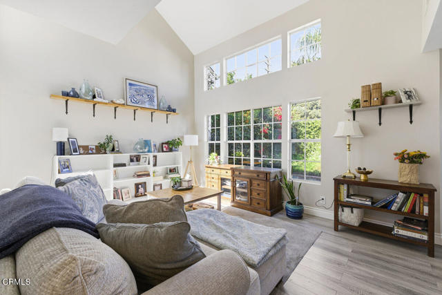 9813 Sweetwater Lane, Ventura CA: https://media.crmls.org/mediaz/0b148414-200b-40d5-9824-fb33882824ef.jpg