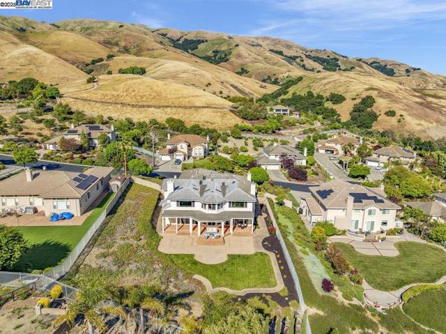 48912 Crown Ridge Cmn, Fremont CA: https://media.crmls.org/mediaz/0b149fbf-4d5d-4591-abbd-5c7efc917af4.jpg