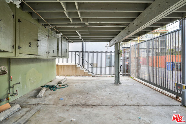 2207 Ocean Front Walk, Venice CA: https://media.crmls.org/mediaz/0b160951-0db0-495b-8f69-bcd9b9a69325.jpg