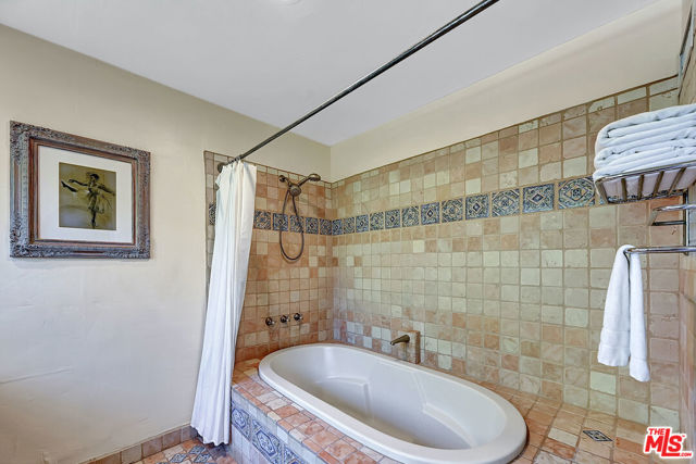 19805 Valley View Drive, Topanga CA: https://media.crmls.org/mediaz/0b164307-94df-47c3-a6a0-00b42bcfea10.jpg