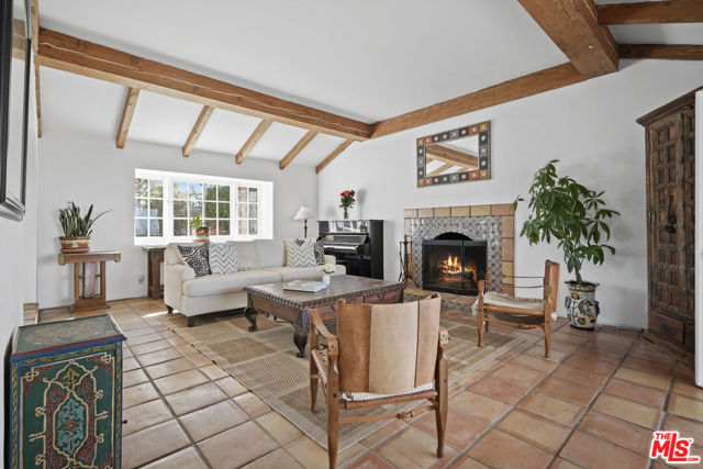 6855 Dume Drive, Malibu CA: https://media.crmls.org/mediaz/0b1769a1-9485-4fc2-b456-7dfe2956c050.jpg
