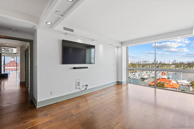 1710 Avenida Del Mundo, Coronado CA: https://media.crmls.org/mediaz/0b17b5c4-ec43-4692-a37d-8e9537b2ff27.jpg