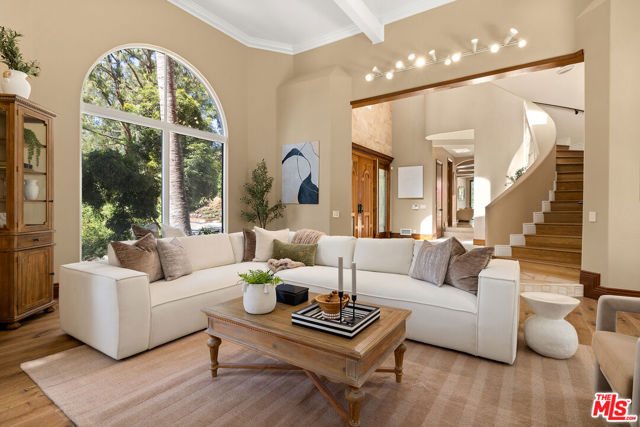 2468 Coldwater Canyon Drive, Beverly Hills CA: https://media.crmls.org/mediaz/0b1827a0-918e-411b-9903-a1a7299dfe46.jpg
