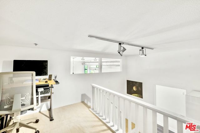 13320 Beach Avenue, Marina del Rey CA: https://media.crmls.org/mediaz/0b184478-196e-4377-939d-e281d6c4071b.jpg