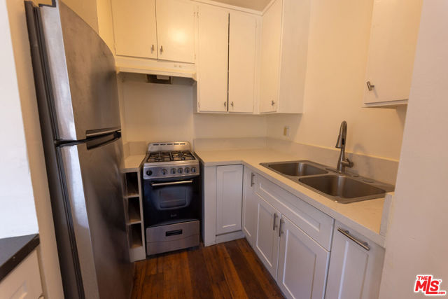 275 Lucas Avenue, Los Angeles CA: https://media.crmls.org/mediaz/0b184c7b-b943-4906-8cc1-e2899a7146be.jpg