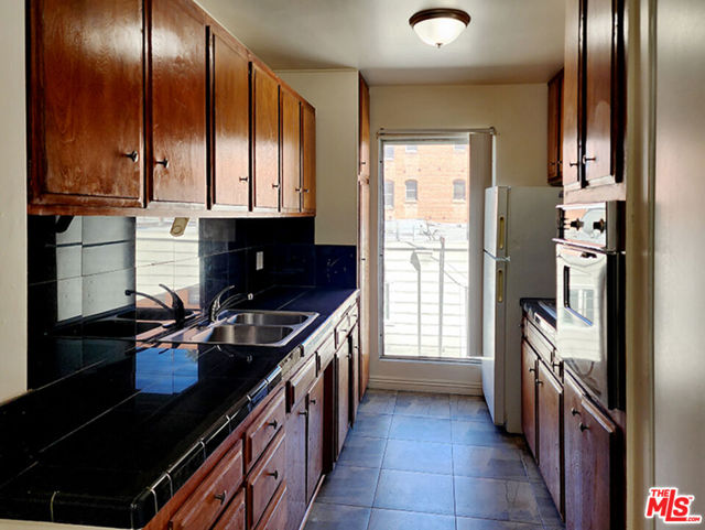 425 S Kenmore Avenue, Los Angeles CA: https://media.crmls.org/mediaz/0b18aff8-a188-42ce-89ac-d75480c43a0e.jpg