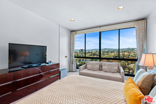 10490 Wilshire Boulevard, Los Angeles CA: https://media.crmls.org/mediaz/0b190413-94ea-4c52-80cc-18ccea368fac.jpg