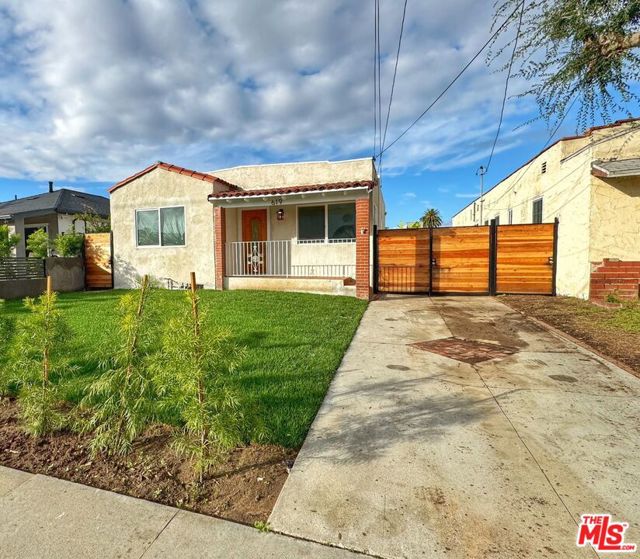 619 Elm Avenue, Inglewood CA: https://media.crmls.org/mediaz/0b1953f9-21d7-4048-9528-8f2c8e4b3159.jpg