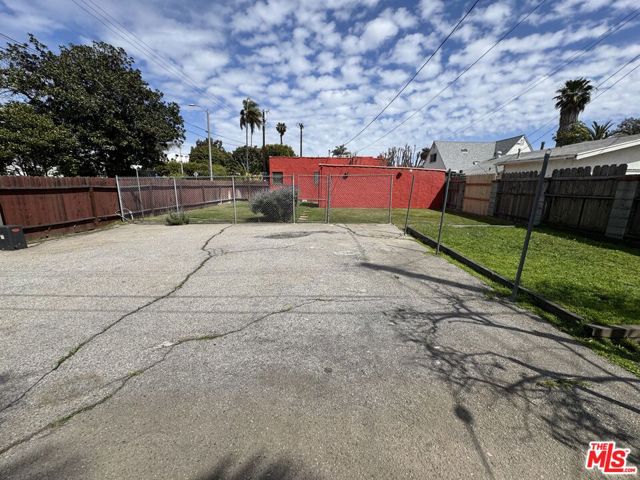 2437 Granville Avenue, Los Angeles CA: https://media.crmls.org/mediaz/0b19a6e5-6f25-4dbf-b7ba-243c895e8c33.jpg